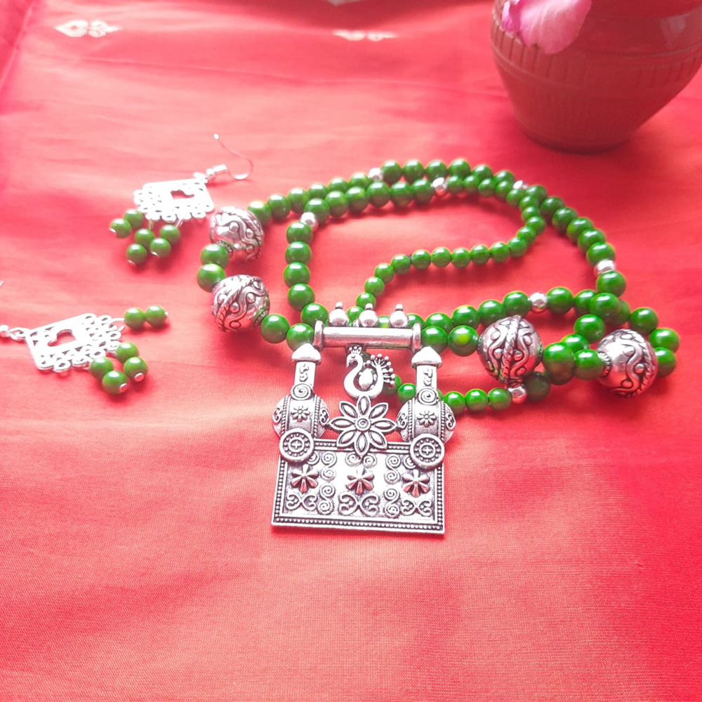 GREEN BEADS AND SILVER ALLOY NECKLACE AND EARRING SET 